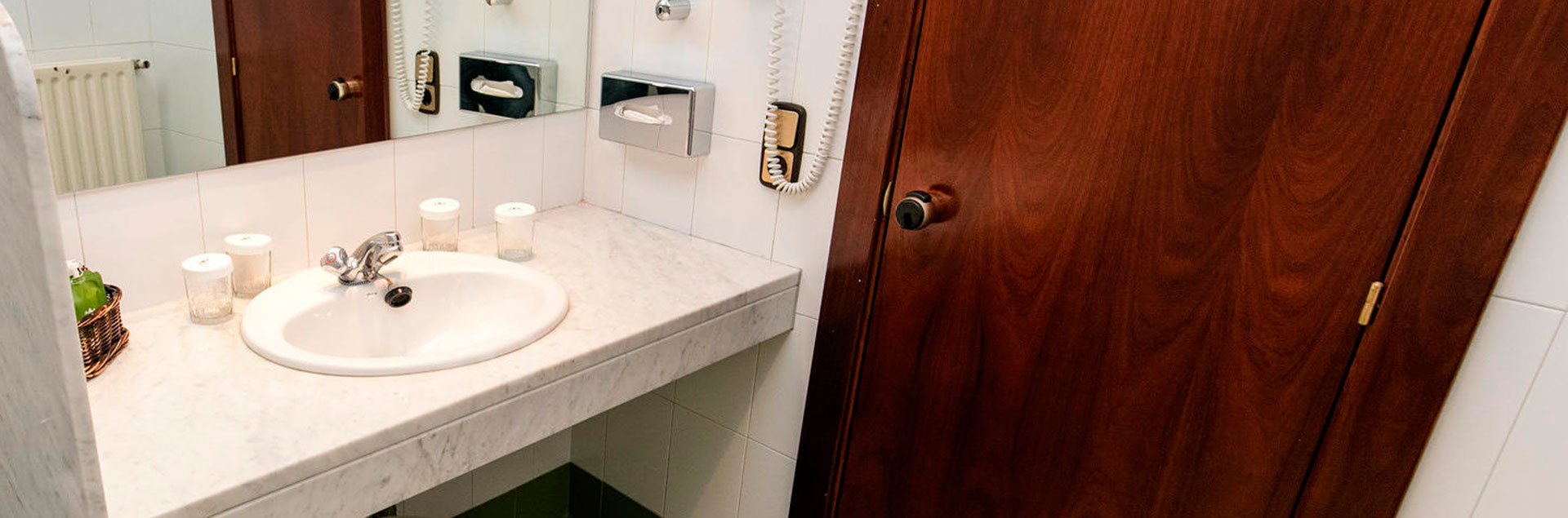 habitaciones con baño privado y articulos de aseo