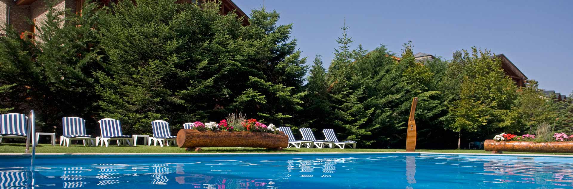 hotel en soldeu con piscina en verano